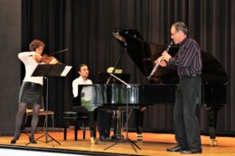 „Zeit für Musik“ – Trio-Konzert mit Violine, Klarinette und Klavier